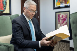 Trabajar con otro nombre: impacto migratorio