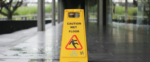 Accidente por piso mojado: pasos para reclamar tus derechos