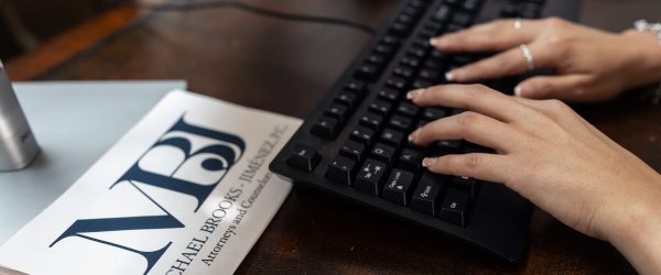 Caso criminal y migración: errores que pueden afectar tus papeles